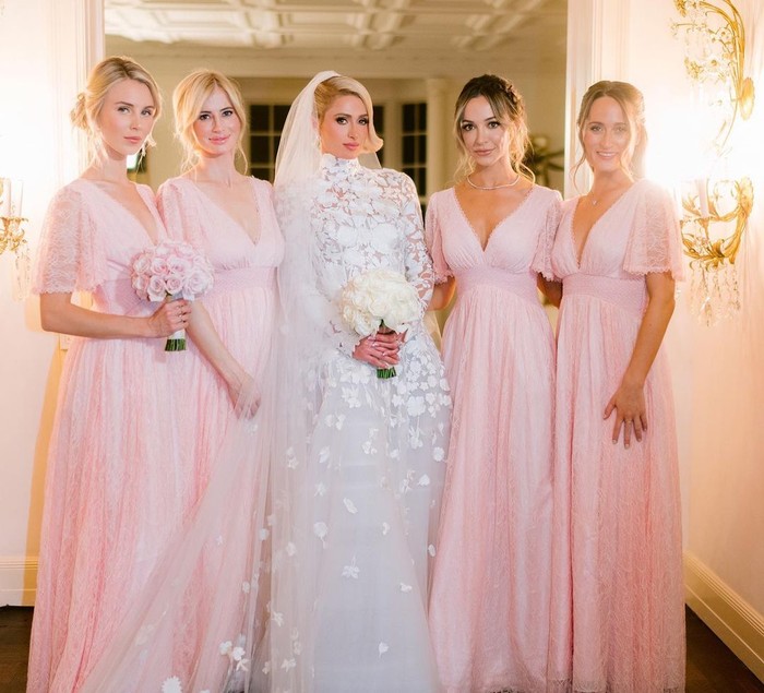 Tidak hanya gaun milik Paris Hilton, gaun yang dikenakan oleh para bridesmaid juga sangat cantik. Gaun-gaun tersebut dirancang oleh Alice + Olivia dengan renda merah muda, potongan leher V, dan pinggang berpita. / Foto:.instagram.com/lovinghautecouture