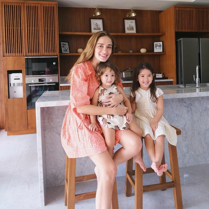 Kini, Yasmine telah dikarunia dua anak perempuan, Bunda. Namun, tak membuat penampilannya jauh berubah. Yasmine bahkan dipuji-puji makin cantik. (Foto: Instagram @yaswildblood)