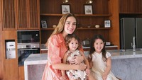 Kini, Yasmine telah dikarunia dua anak perempuan, Bunda. Namun, tak membuat penampilannya jauh berubah. Yasmine bahkan dipuji-puji makin cantik. (Foto: Instagram @yaswildblood)