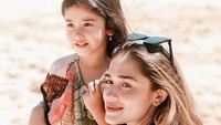 Pada pesta ultah tersebut, diketahui bahwa si sulung Seraphina Rose berusia 5 tahun dan adiknya Sophia Ayana baru berumur 2 tahun. (Foto: Instagram @yasminwildblood)