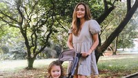 Aktris berdarah London ini juga dinilai makin langsing lho. Bahkan, beberapa selebritis ikut takjub melihat penampilan terkininya. (Foto: Instagram @yaswildblood)
