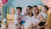 Baru-baru ini, Yasmin bersama Abi Yapto baru saja merayakan ulang tahun kedua putrinya secara bersamaan. (Foto: Instagram @yaswildblood)