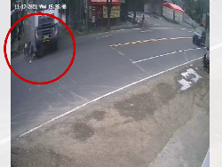 Ngeri! 2 Perempuan Nyaris Terlindas Truk di Kulon Progo