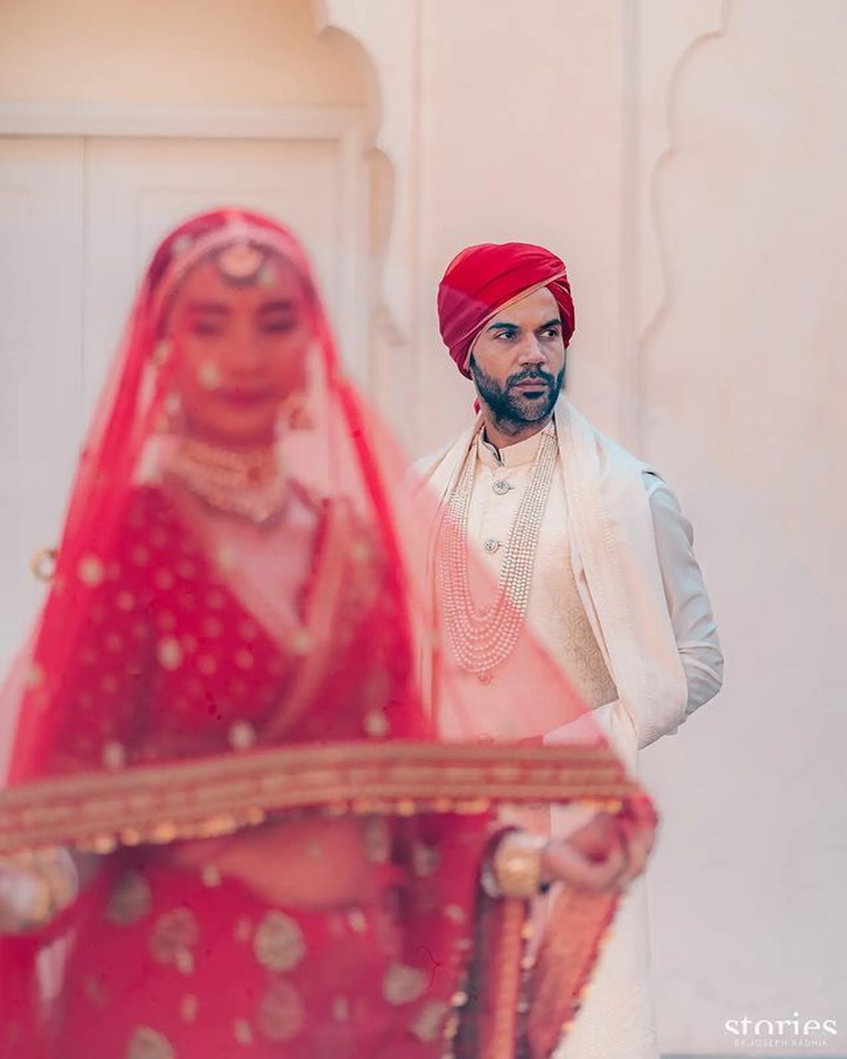 Aktor Bollywood Rajkummar Rao akhirnya menikahi sang kekasih&comma; Patralekhaa usai 11 tahun pacaran&period; Yuk intip momen pernikahannya&excl;