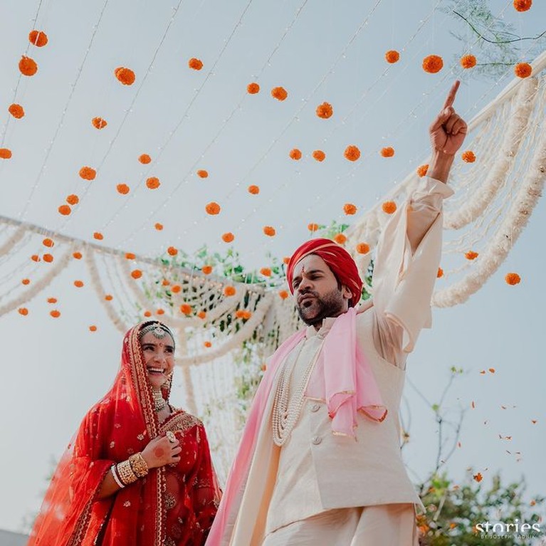 6 Foto Pernikahan Rajkummar Rao & Patralekhaa Usai 11 Tahun Pacaran Aktor Bollywood Rajkummar Rao akhirnya menikahi sang kekasih, Patralekhaa usai 11 tahun pacaran. Yuk intip momen pernikahannya!