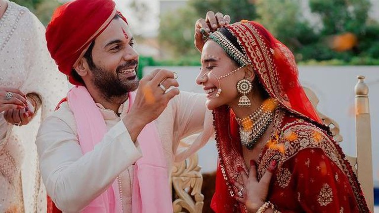 Aktor Bollywood Rajkummar Rao akhirnya menikahi sang kekasih, Patralekhaa usai 11 tahun pacaran. Yuk intip momen pernikahannya!