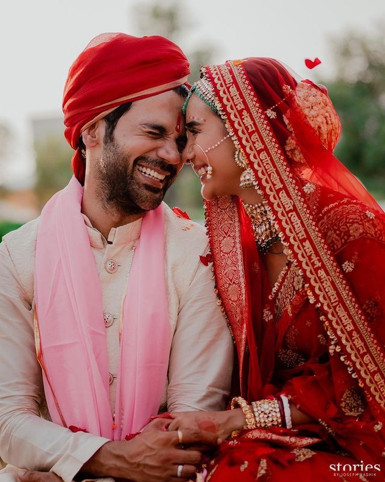 6 Foto Pernikahan Rajkummar Rao & Patralekhaa Usai 11 Tahun Pacaran Aktor Bollywood Rajkummar Rao akhirnya menikahi sang kekasih, Patralekhaa usai 11 tahun pacaran. Yuk intip momen pernikahannya!