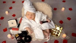 img-title 7 Gaya Lucu Pemotretan Perdana Baby Meshwa Anak Ketiga Denny Cagur