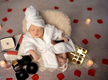 img-title 7 Gaya Lucu Pemotretan Perdana Baby Meshwa Anak Ketiga Denny Cagur