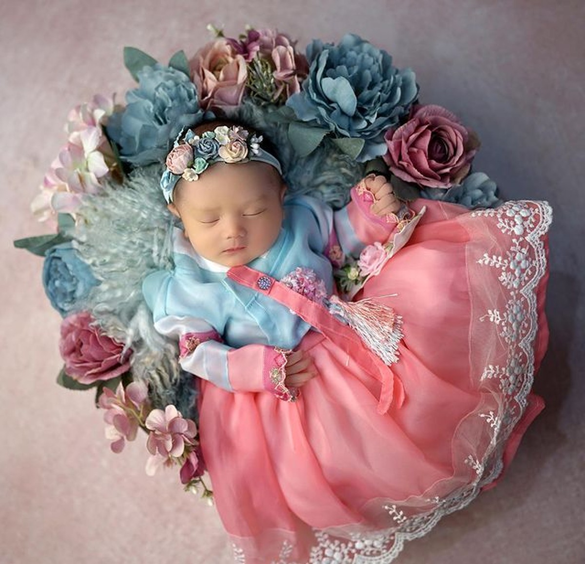 Fazeela Meshwa Athari atau baby Meshwa anak ketiga Denny Cagur dan Shanty melakukan sesi pemotretan perdananya&period; Yuk intip&excl;