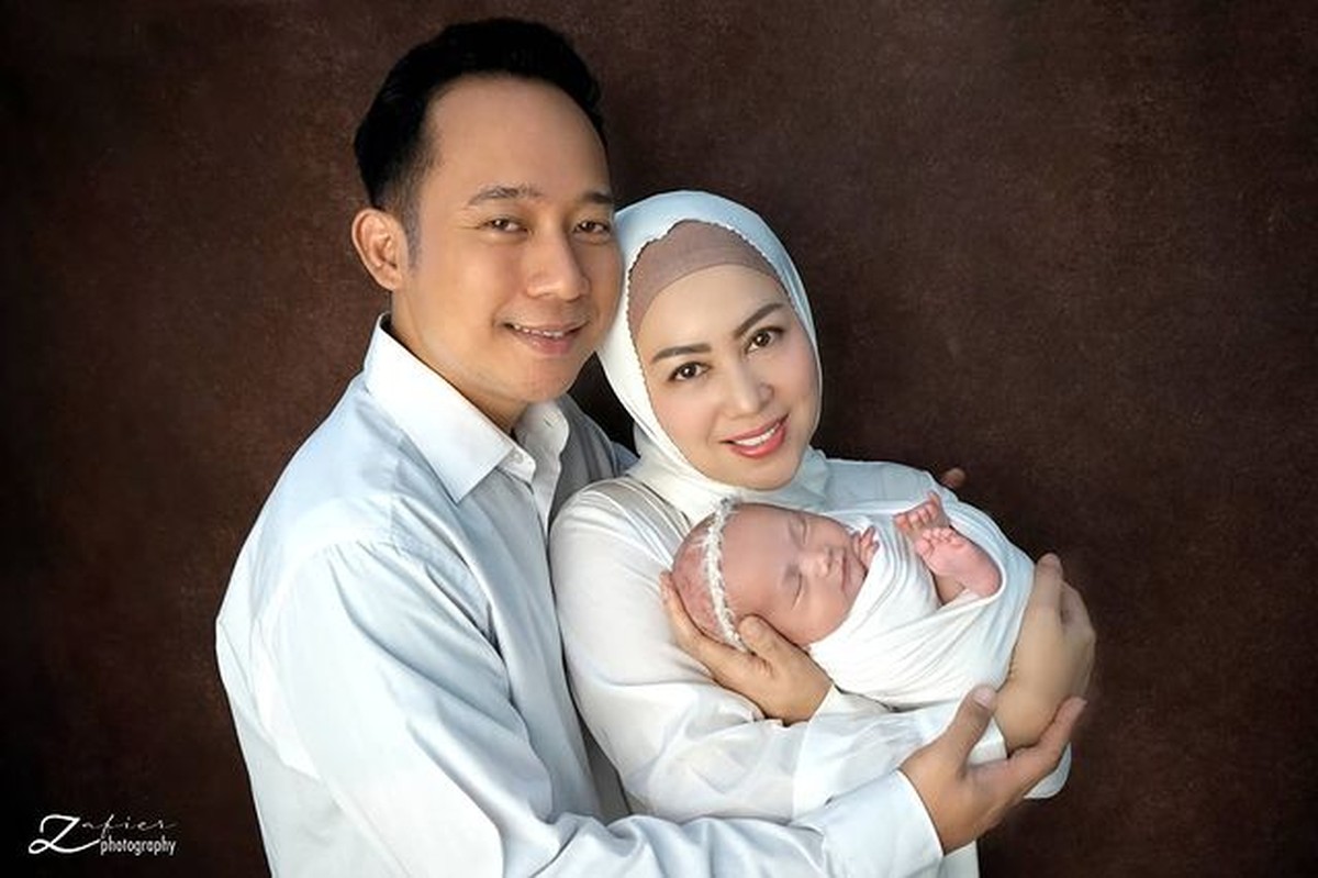 Fazeela Meshwa Athari atau baby Meshwa anak ketiga Denny Cagur dan Shanty melakukan sesi pemotretan perdananya&period; Yuk intip&excl;