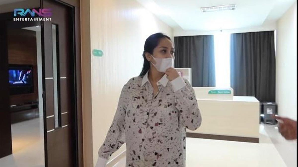 Raffi Ahmad dan Nagita Slavina mengunjungi rumah sakit memeriksa Rafathar sekaligus melihat kamar bersalin Nagita&period; Yuk intip&excl;