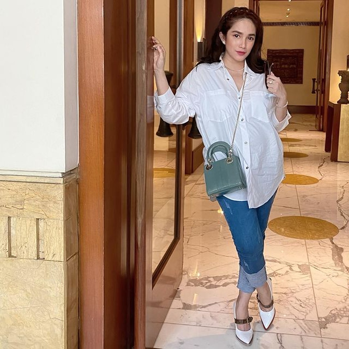 Ussy Sulistiawaty mengalami kenaikan berat badan hingga capai 77kg paska hamil dan melahirkan&comma; kini kembali langsing&period; Yuk intip&excl;