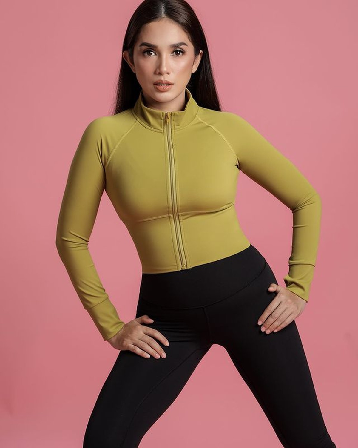 Ussy Sulistiawaty mengalami kenaikan berat badan hingga capai 77kg paska hamil dan melahirkan&comma; kini kembali langsing&period; Yuk intip&excl;