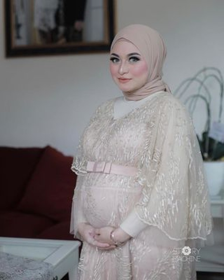 Ulang tahun Sule bertepatan dengan wedding anniversary 1th nya dengan Nathalie Holscher. Yuk intip momen meriahnya!