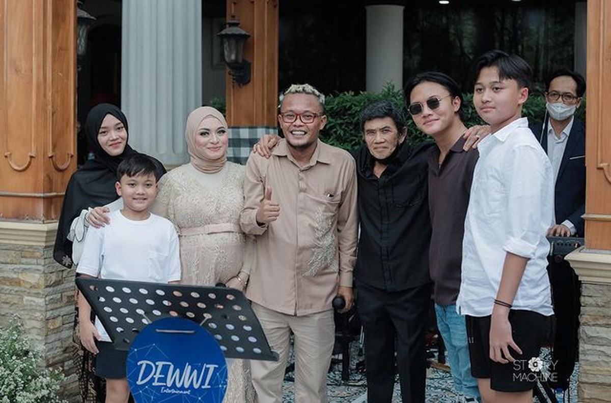 Ulang tahun Sule bertepatan dengan wedding anniversary 1th nya dengan Nathalie Holscher&period; Yuk intip momen meriahnya&excl;