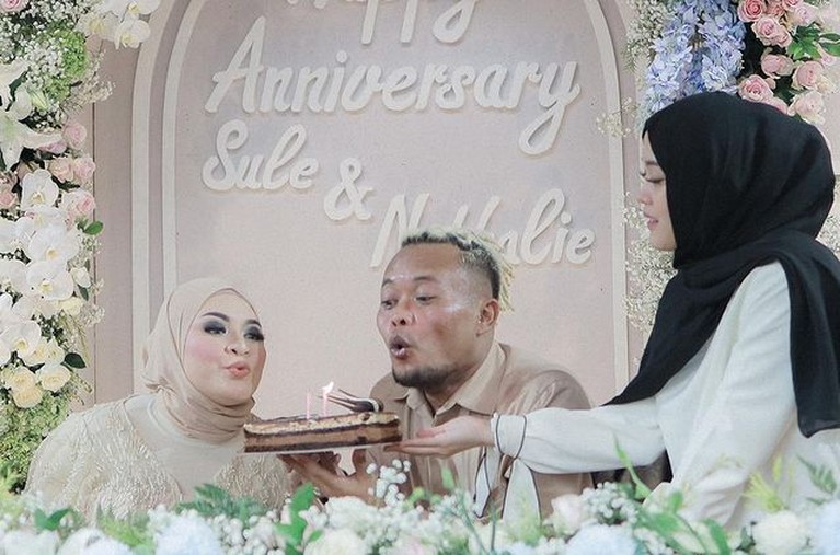 8 Momen Ultah & Anniversary Sule & Nathalie Holscher, Ada Rhoma Irama! Ulang tahun Sule bertepatan dengan wedding anniversary 1th nya dengan Nathalie Holscher. Yuk intip momen meriahnya!
