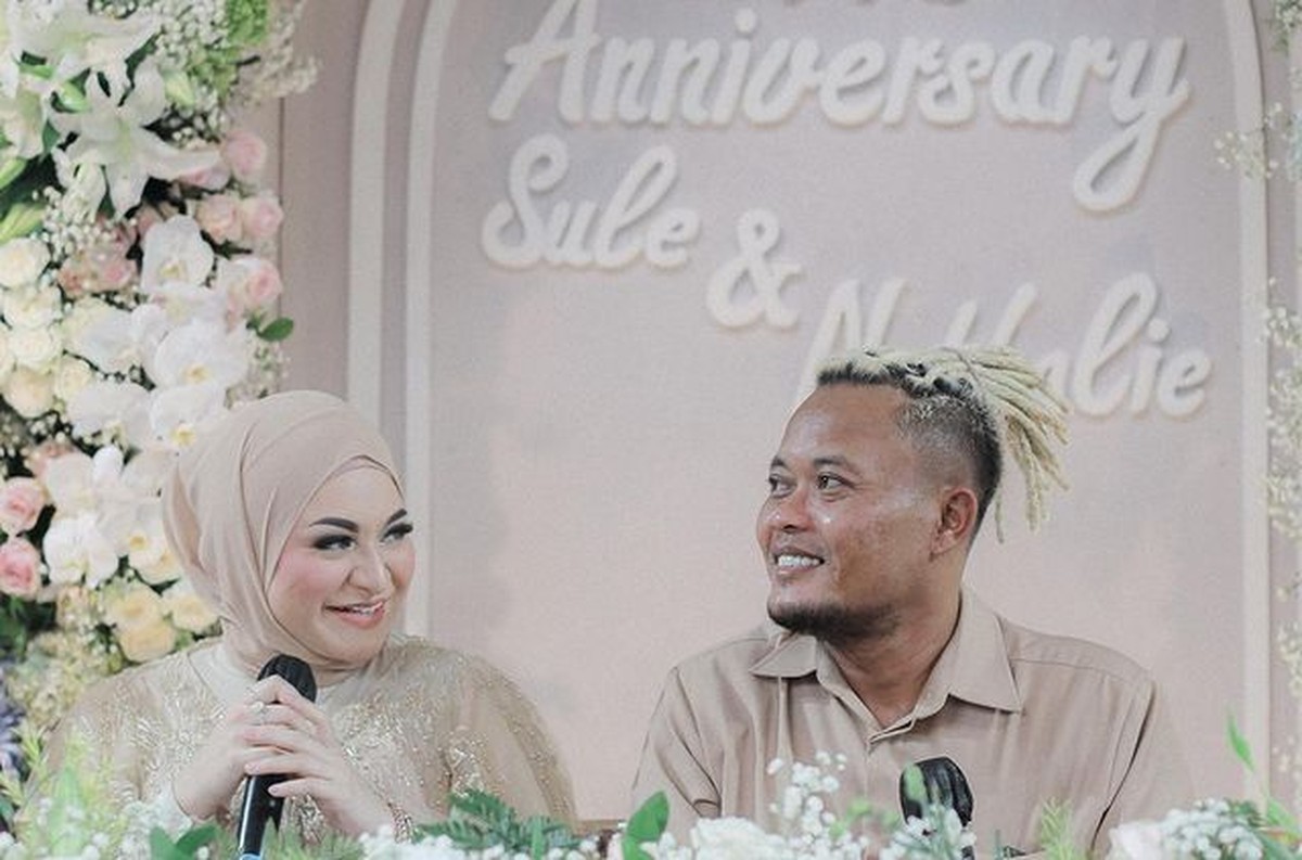 Ulang tahun Sule bertepatan dengan wedding anniversary 1th nya dengan Nathalie Holscher&period; Yuk intip momen meriahnya&excl;