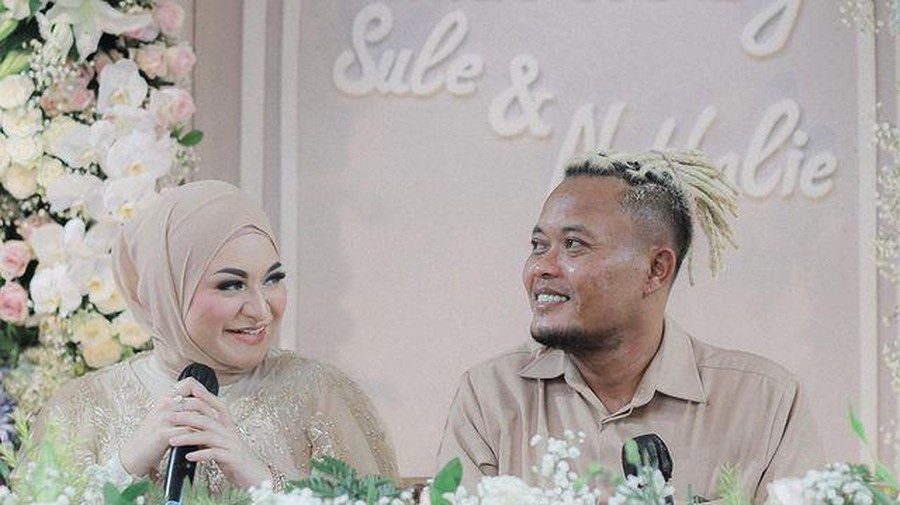 8 Momen Ultah & Anniversary Sule & Nathalie Holscher, Ada Rhoma Irama! Ulang tahun Sule bertepatan dengan wedding anniversary 1th nya dengan Nathalie Holscher. Yuk intip momen meriahnya!