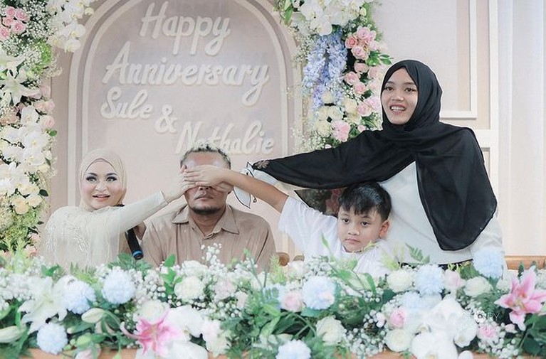 8 Momen Ultah & Anniversary Sule & Nathalie Holscher, Ada Rhoma Irama! Ulang tahun Sule bertepatan dengan wedding anniversary 1th nya dengan Nathalie Holscher. Yuk intip momen meriahnya!