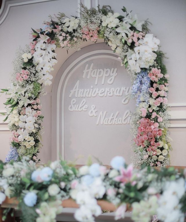 8 Momen Ultah & Anniversary Sule & Nathalie Holscher, Ada Rhoma Irama! Ulang tahun Sule bertepatan dengan wedding anniversary 1th nya dengan Nathalie Holscher. Yuk intip momen meriahnya!