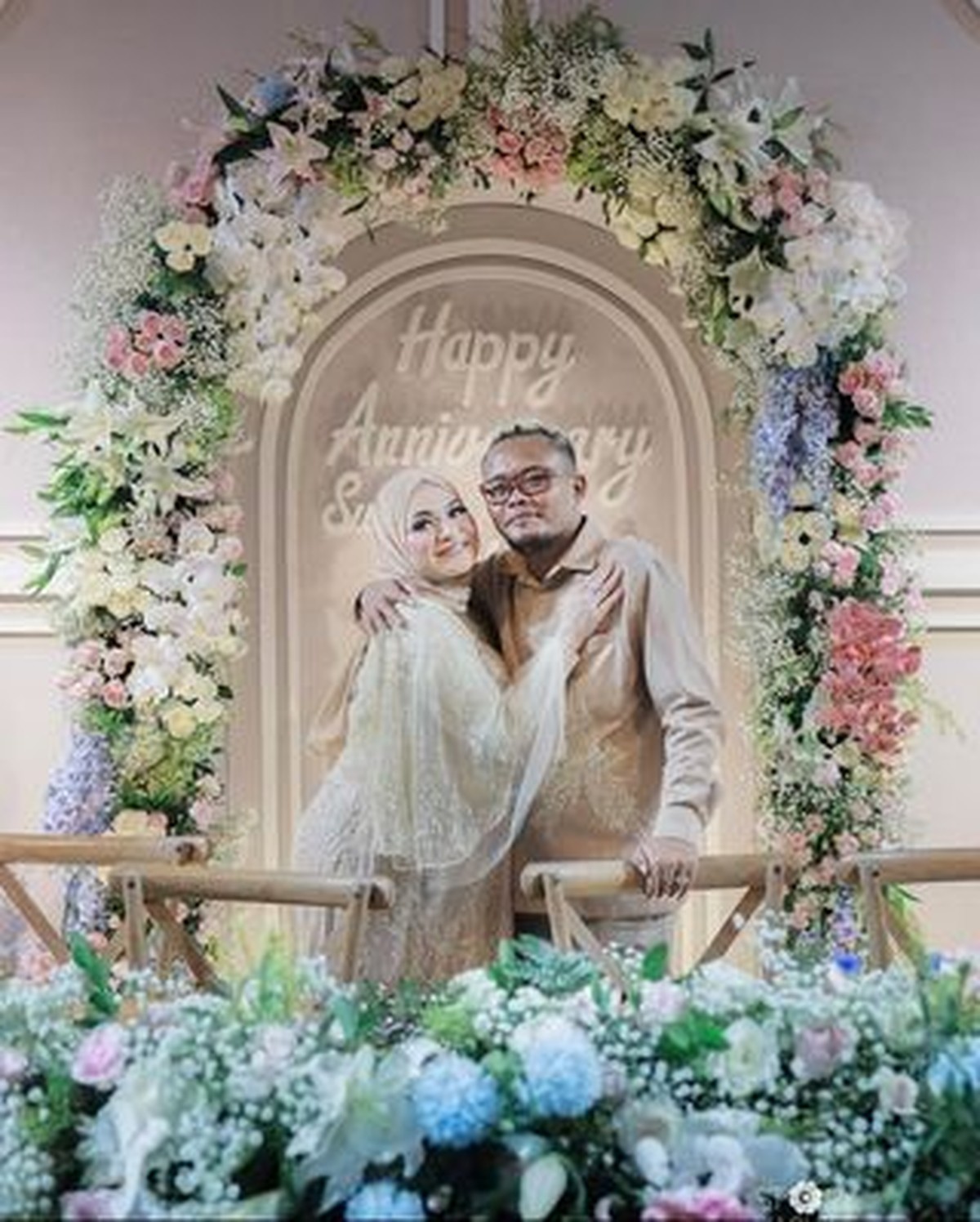 Ulang tahun Sule bertepatan dengan wedding anniversary 1th nya dengan Nathalie Holscher&period; Yuk intip momen meriahnya&excl;