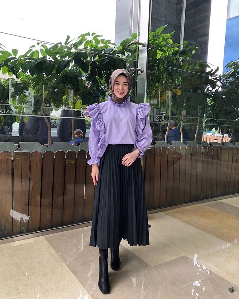 Siapa yang tak kenal Ayana Moon selebgram cantik asal Korea yang terkenal di Indonesia. Yuk kita intip style outfitnya!