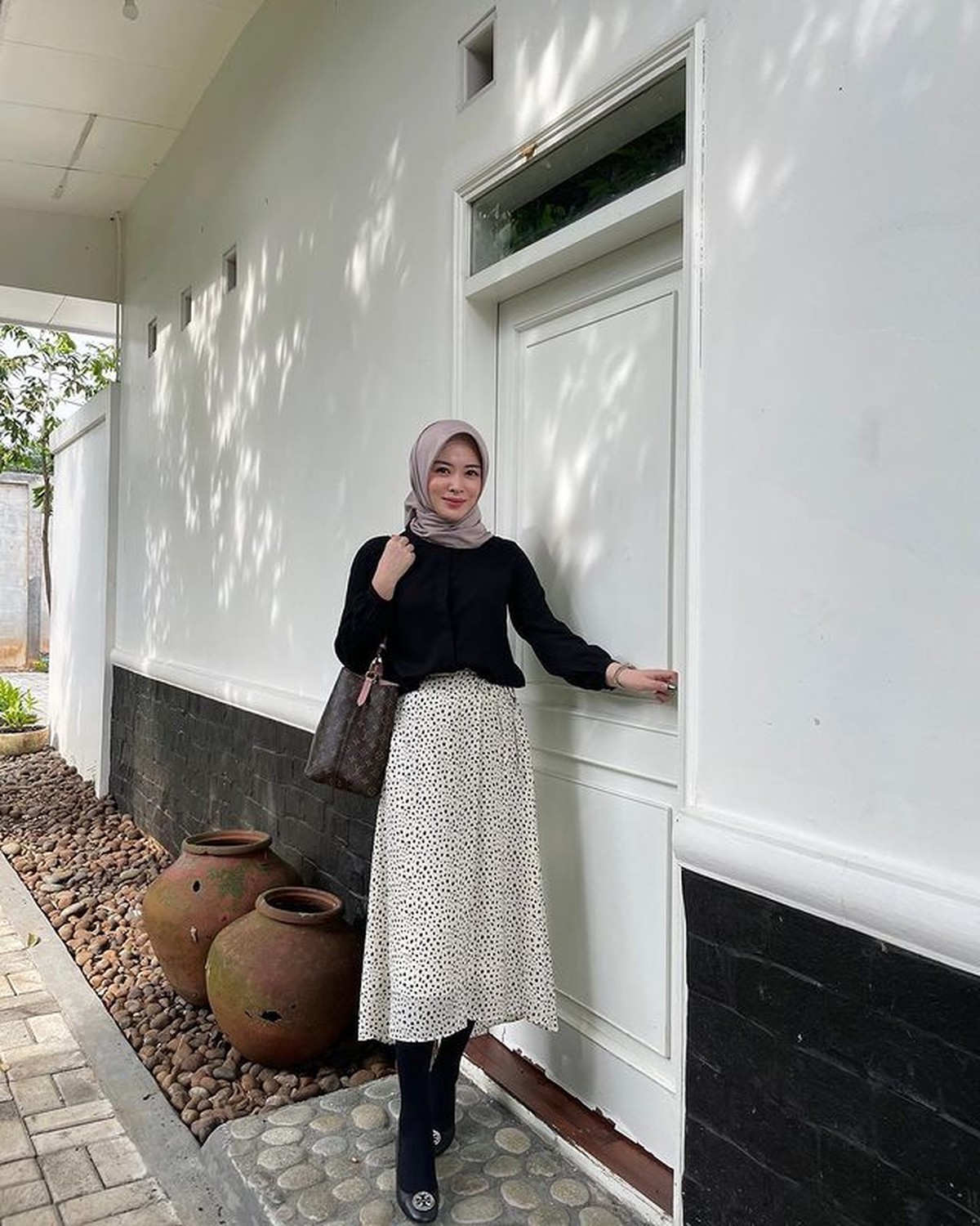 Siapa yang tak kenal Ayana Moon selebgram cantik asal Korea yang terkenal di Indonesia&period; Yuk kita intip style outfitnya&excl;