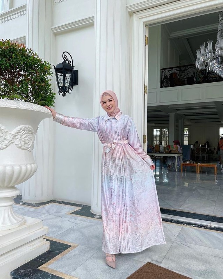 8 Outfit Hijab Stylish Ala Ayana Moon Selebgram Cantik Asal Korea Siapa yang tak kenal Ayana Moon selebgram cantik asal Korea yang terkenal di Indonesia. Yuk kita intip style outfitnya!