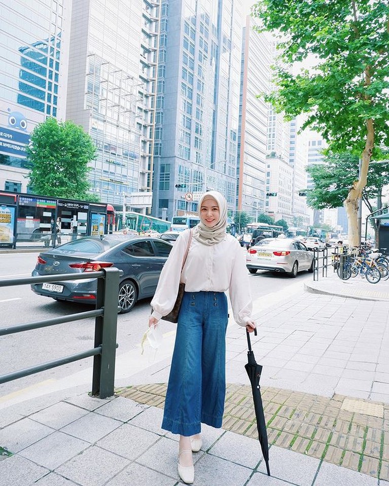 8 Outfit Hijab Stylish Ala Ayana Moon Selebgram Cantik Asal Korea Foto 1