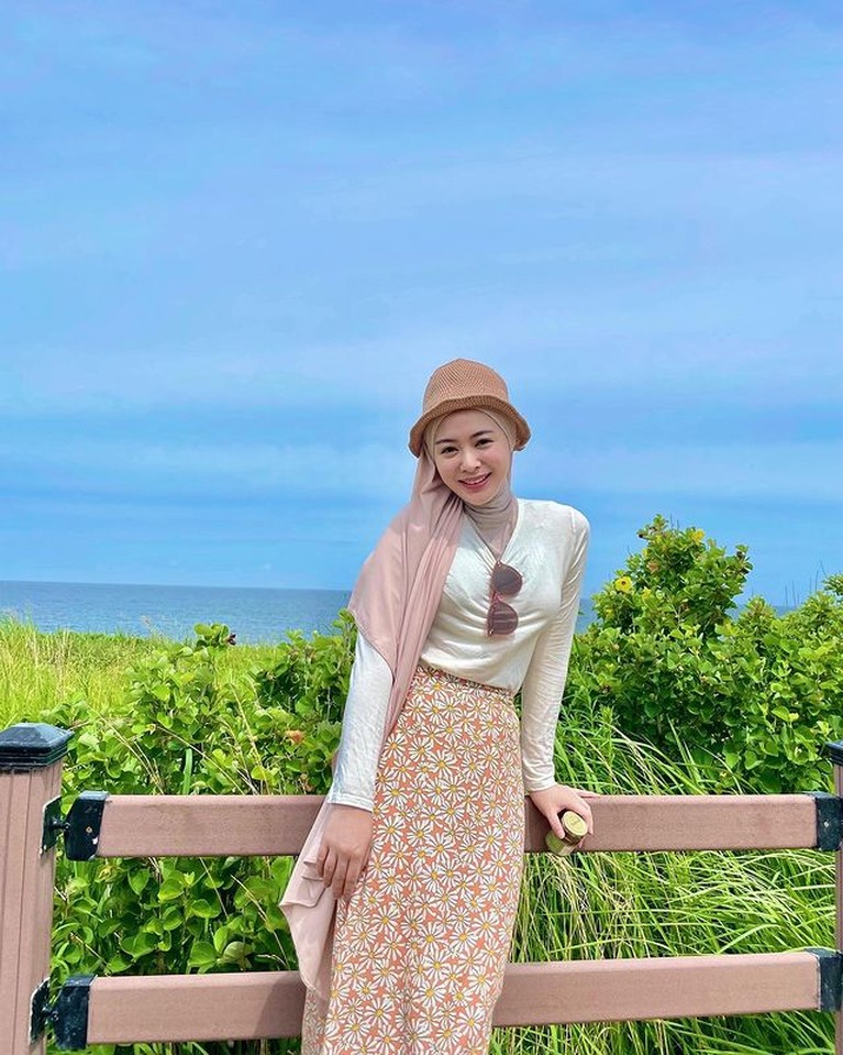 Siapa yang tak kenal Ayana Moon selebgram cantik asal Korea yang terkenal di Indonesia. Yuk kita intip style outfitnya!
