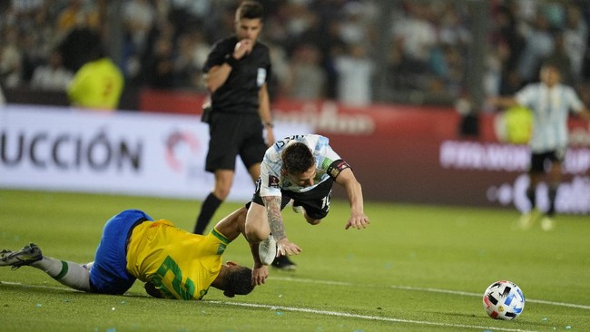 Duel Argentina vs Brasil berlangsung panas dengan catatan 42 pelanggaran dan total tujuh kartu kuning keluar dari wasit.