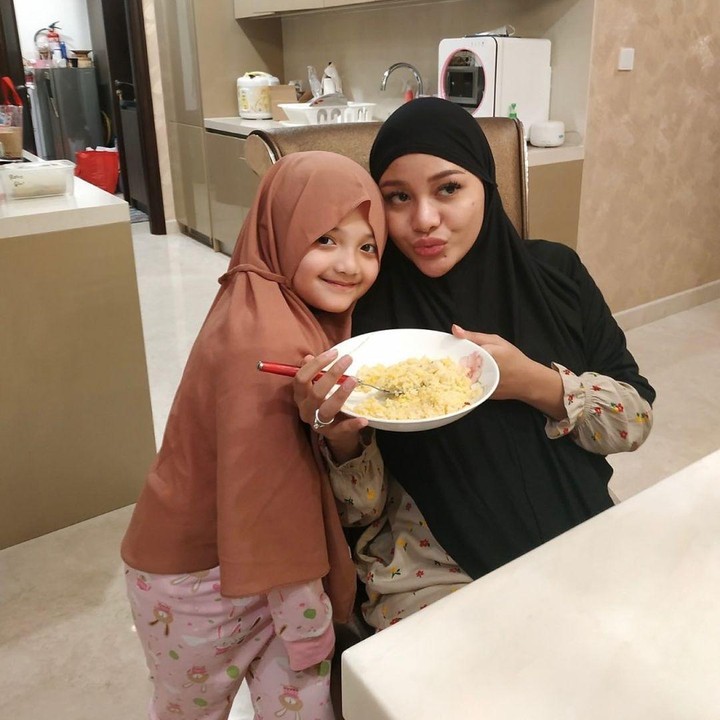 <p>Selain itu, Arsy juga diketahui les vokal dan senang bernyanyi seperti sang Bunda. Bunda, kita doakan agar cita-cita adik Aurel Hermansyah ini bisa tercapai ya. (Foto: Instagram @queenarsy)</p>