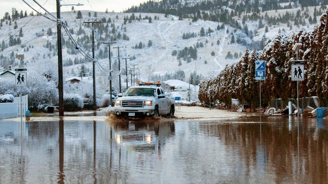 Banjir dan longsor dalam dua hari terakhir di Kanada melumpuhkan akses kereta api ke Vancouver kota yang pelabuhan terbesar negara itu.