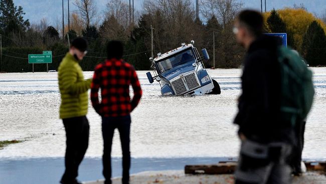Canada Flood Emergency, Deploy Military Evacuation Residents
