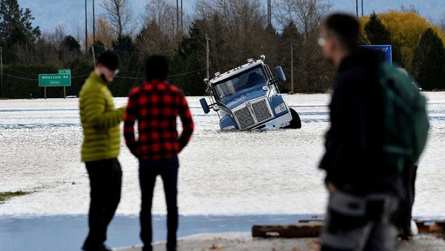 Kanada Darurat Banjir, Kerahkan Militer Evakuasi Warga Kanada mendeklarasikan status darurat di British Columbia akibat banjir parah. Pemerintah mengerahkan ratusan personel militer untuk mengevakuasi warga.