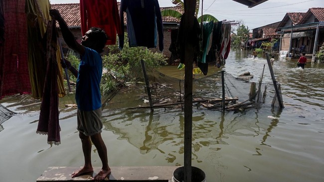 Banjir rob akibat air laut pasang merendam sejumlah pemukiman penduduk di Kelurahan Binanga, pesisir Kota Mamuju Provinsi Sulawesi Barat Sabtu (4/12) malam.