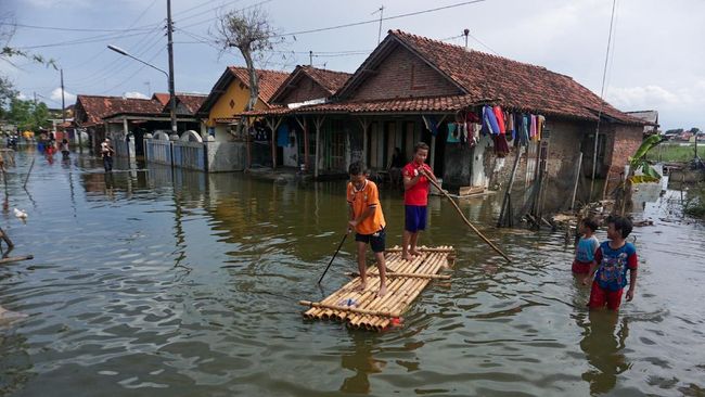 Ratusan rumah warga di pesisir utara Kabupaten Karawang, Jawa Barat terendam rob dampak cuaca ekstrem.