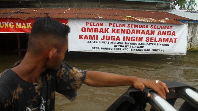 Sudah hampir sebulan terhitung sejak Kamis pagi (21/10) itu merendam puluhan ribu rumah warga di Sintang, Kalimantan Barat yang menjadi bagian dari DAS Kapuas.