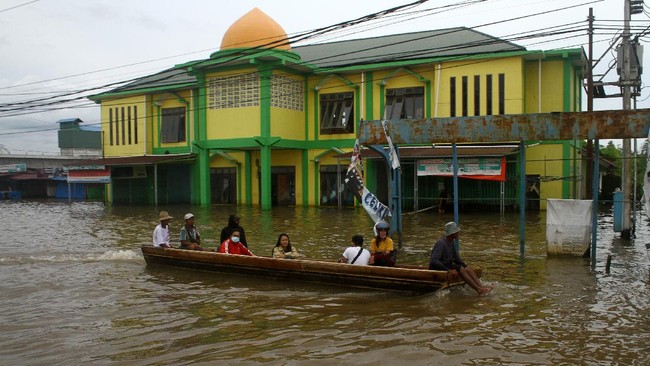 Banjir hingga ketinggian 2 meter merendam empat kecamatan di Kabupaten Melawi, Kalimantan Barat selama sepekan terakhir. 