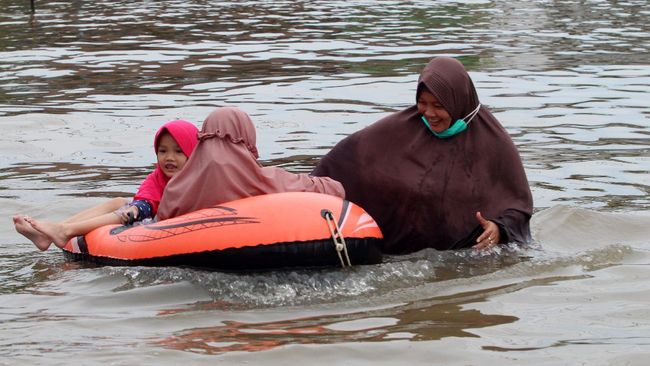 Walhi ungkap dua indikator mengapa banjir di Sintang Kalbar saat ini menjadi yang terbesar di Indonesia dalam kurun waktu 40 tahun terakhir.