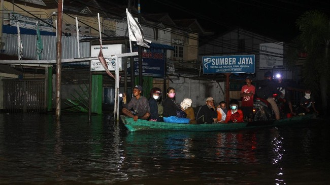Warga korban banjir di RT 05/RW 02, Kelurahan Ulak Jaya, Sintang, Kalimantan Barat membangun dapur umum untuk memenuhi kebutuhan warga terdampak.