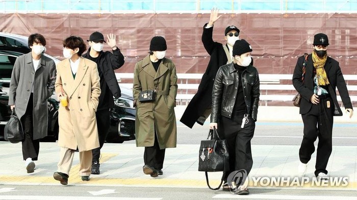 BTS Terbang ke Los Angeles, Selain Gayanya yang Fashionable Harga Bajunya Juga Buat Histeris! Siapa Paling Mahal? BTS Terbang ke Los Angeles, Selain Gayanya yang Fashionable Harga Bajunya Juga Buat Histeris! Siapa Paling Mahal?