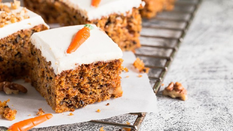 carrot cake pieces of carrot cake with walnuts with icing cream on a light background. tinting. selective focus/