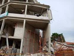 Suasana Saat Insiden Robohnya Gedung SMAN 96 di Jakbar