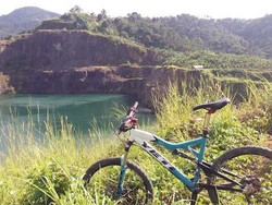 Asyiknya Gowes Naik Turun Bukit ke Danau Quarry Rumpin