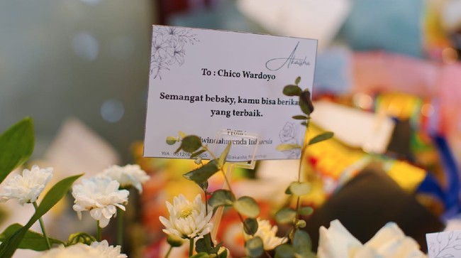 Meski tanpa penonton, gelaran Indonesia Masters terasa ramai berkat kiriman hadiah untuk atlet idola dari para penggemar badminton.