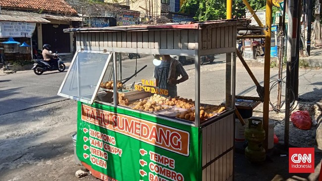 Kenaikan harga minyak goreng telah membuat para pedagang menjerit. Mereka ingin libur jualan, tapi dihadapkan pada kebutuhan biaya hidup anak.