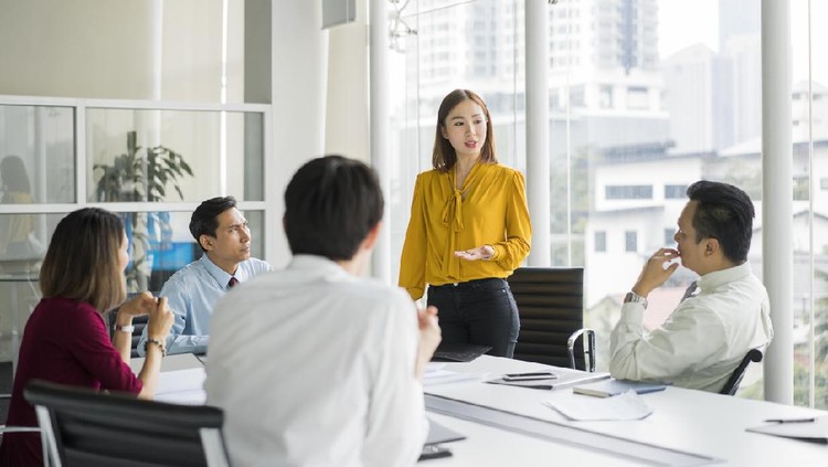 ilustrasi wanita karier Confident businesswoman giving presentation in board room. Professionals are in meeting at conference table. They are sharing ideas in office.