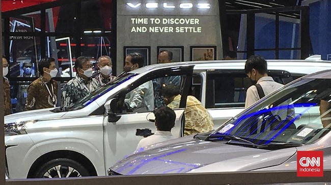 Jokowi tiba di ICE BSD, tempat penyelenggaraan GIIAS 2021, sekitar pukul 09.30 WIB dan langsung berkeliling ke stan mobil dan motor.